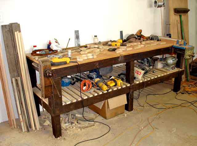 Pallet-Workshop-Table-Quilt-Rack-Project-Wildmoz.com