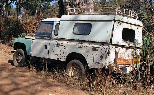 African-Land-Rover-Abandoned-Wildmoz.com