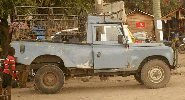African-Land-Rover-Pickup-Wildmoz.com